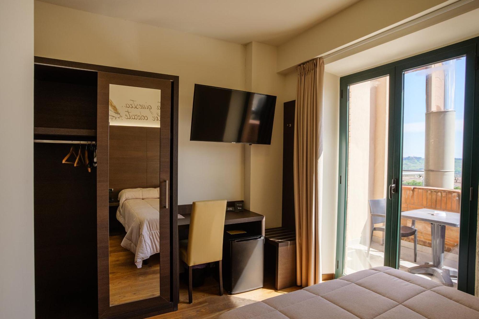 Hotel Ristorante Da Tonino Recanati Buitenkant foto